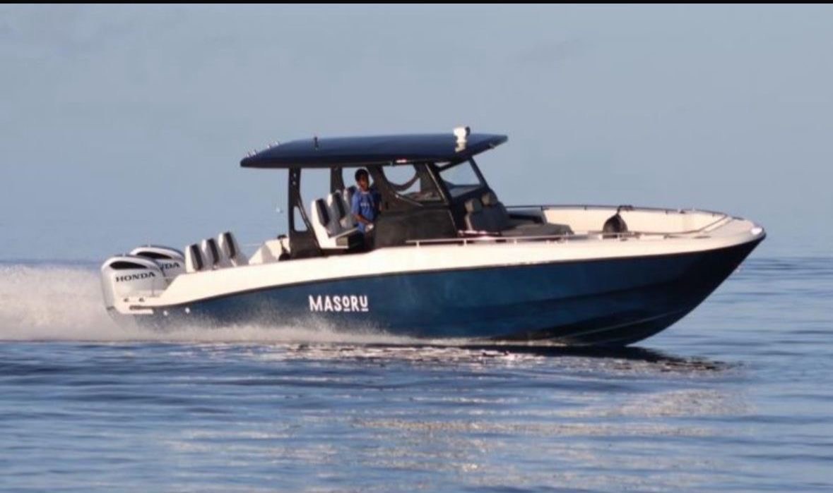 SALTRIPS speedboat Masoru running at speed